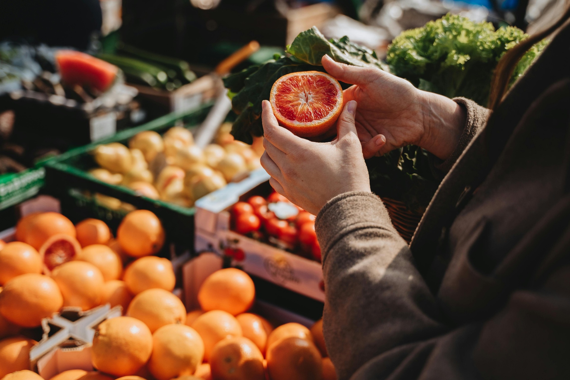 Selección de naranjas frescas en el mercado
